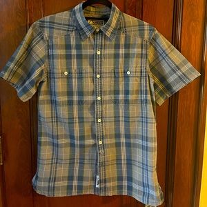 Mountain khaki short sleeve woven shirt with two chest pocket and button closure